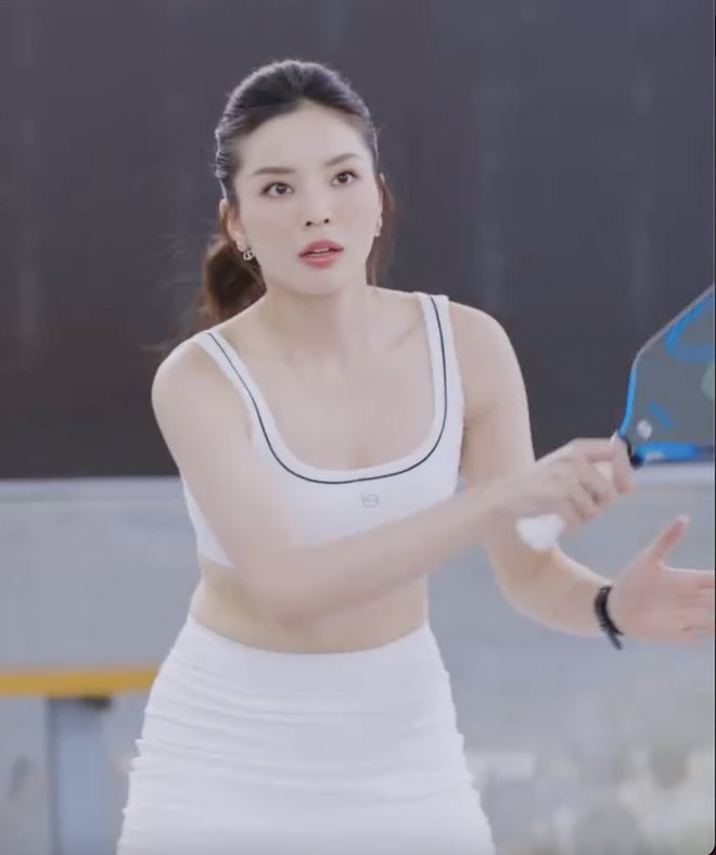 Đi học muộn nhưng thầy xịn khỏi bàn: Kỳ Duyên được Lý Hoàng Nam kèm cặp chơi pickleball, visual trắng phát sáng gây sốt MXH- Ảnh 3.