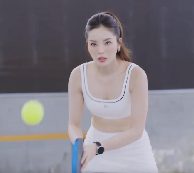 Đi học muộn nhưng thầy xịn khỏi bàn: Kỳ Duyên được Lý Hoàng Nam kèm cặp chơi pickleball, visual trắng phát sáng gây sốt MXH- Ảnh 4.