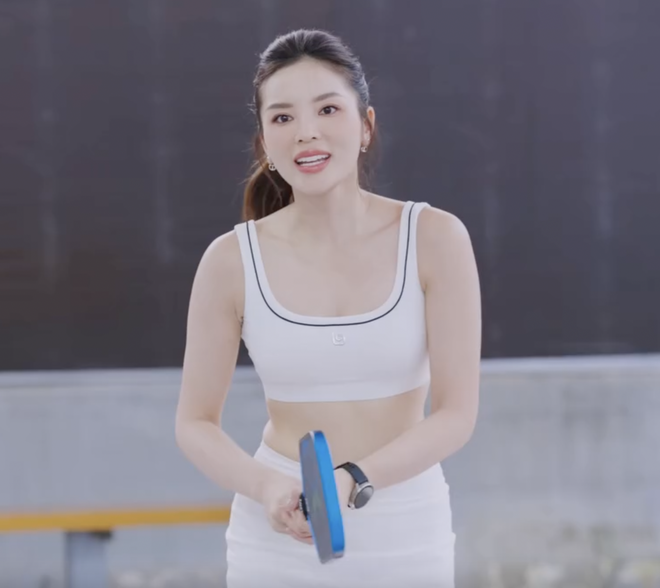 Đi học muộn nhưng thầy xịn khỏi bàn: Kỳ Duyên được Lý Hoàng Nam kèm cặp chơi pickleball, visual trắng phát sáng gây sốt MXH- Ảnh 5.