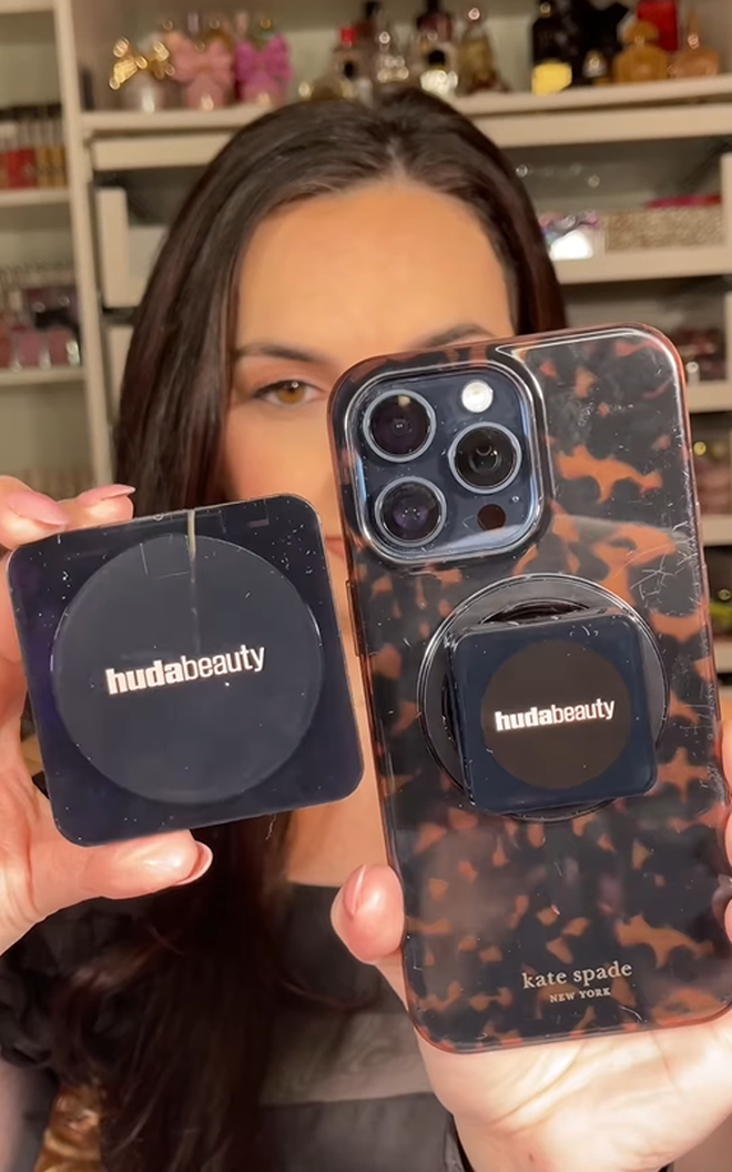 Nối bước Rhode, Huda Beauty khiến hội con gái đảo điên với giá đỡ điện thoại kiêm phấn phủ- Ảnh 13. Nối bước Rhode, Huda Beauty khiến hội con gái đảo điên với giá đỡ điện thoại kiêm phấn phủ- Ảnh 13.