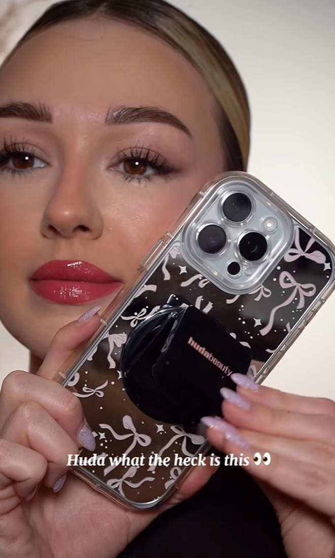 Nối bước Rhode, Huda Beauty khiến hội con gái đảo điên với giá đỡ điện thoại kiêm phấn phủ- Ảnh 6. Nối bước Rhode, Huda Beauty khiến hội con gái đảo điên với giá đỡ điện thoại kiêm phấn phủ- Ảnh 6.