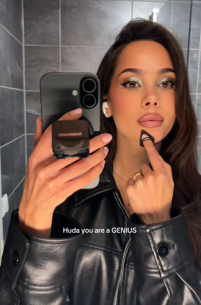 Nối bước Rhode, Huda Beauty khiến hội con gái đảo điên với giá đỡ điện thoại kiêm phấn phủ- Ảnh 8. Nối bước Rhode, Huda Beauty khiến hội con gái đảo điên với giá đỡ điện thoại kiêm phấn phủ- Ảnh 8.