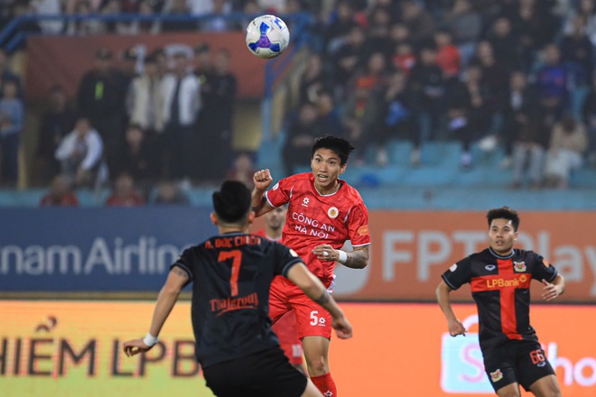 Văn Hậu chấn thương phải rời sân bằng cáng- Ảnh 8.