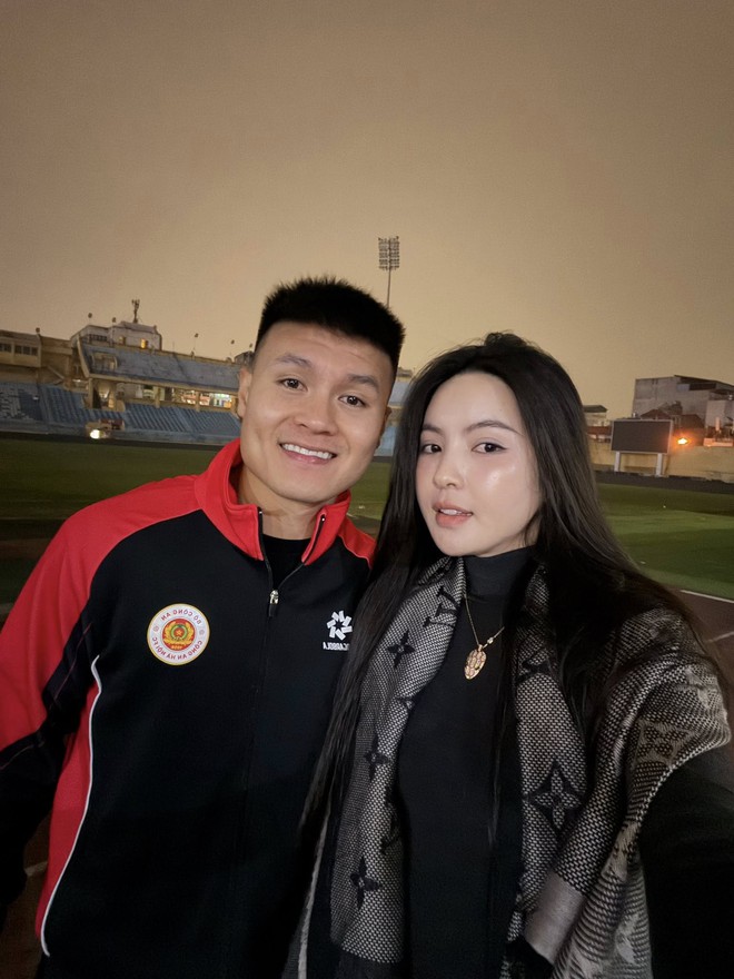 Chu Thanh Huyền lộ diện cổ vũ Quang Hải hết mình, nhan sắc ra sao giữa lúc bị chê phụ thuộc vào app sống ảo?- Ảnh 2.