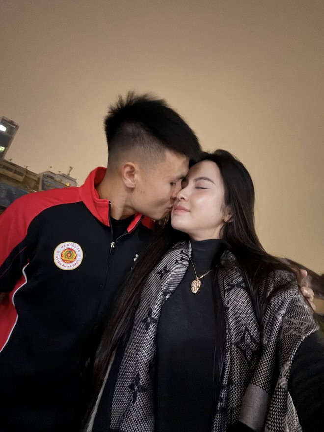 Chu Thanh Huyền lộ diện cổ vũ Quang Hải hết mình, nhan sắc ra sao giữa lúc bị chê phụ thuộc vào app sống ảo?- Ảnh 1.