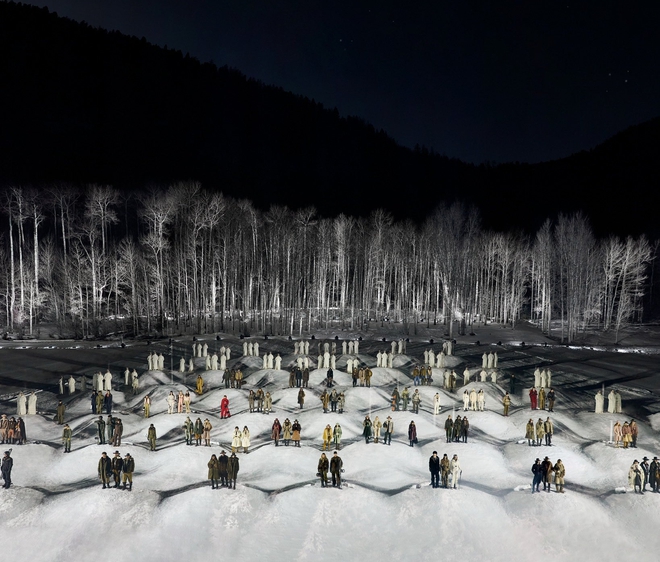 Fashion show giữa núi tuyết khiến dàn sao phải “liều mình” trong đêm tối, Jennie bị lu mờ trước cảnh đẹp có một không hai- Ảnh 2.