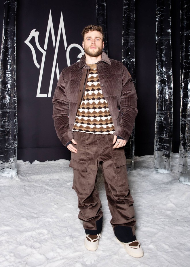 Fashion show giữa núi tuyết khiến dàn sao phải “liều mình” trong đêm tối, Jennie bị lu mờ trước cảnh đẹp có một không hai- Ảnh 6.