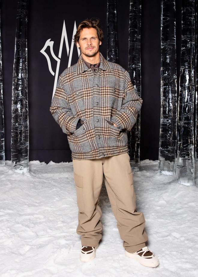 Fashion show giữa núi tuyết khiến dàn sao phải “liều mình” trong đêm tối, Jennie bị lu mờ trước cảnh đẹp có một không hai- Ảnh 8.