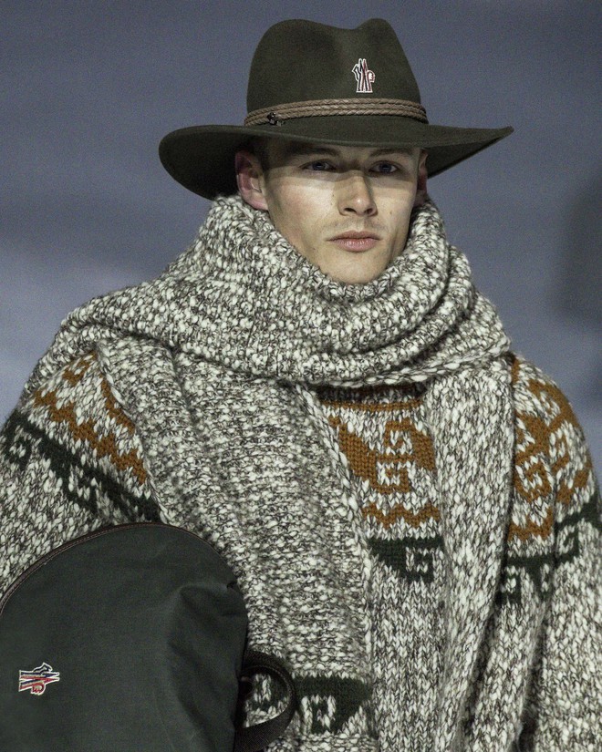 Fashion show giữa núi tuyết khiến dàn sao phải “liều mình” trong đêm tối, Jennie bị lu mờ trước cảnh đẹp có một không hai- Ảnh 16.