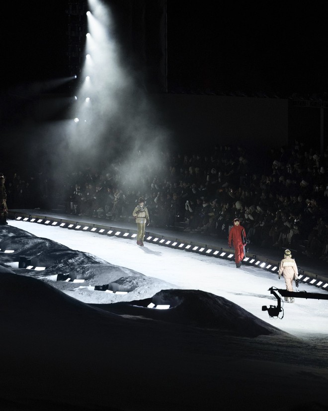 Fashion show giữa núi tuyết khiến dàn sao phải “liều mình” trong đêm tối, Jennie bị lu mờ trước cảnh đẹp có một không hai- Ảnh 1.