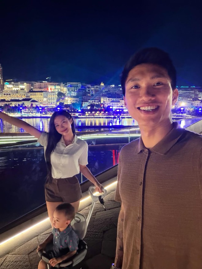 Đoàn Văn Hậu lần làm một chuyện cho Doãn Hải My, khoảnh khắc vô tình hé lộ cuộc sống hôn nhân- Ảnh 4. Đoàn Văn Hậu lần làm một chuyện cho Doãn Hải My, khoảnh khắc vô tình hé lộ cuộc sống hôn nhân- Ảnh 4.