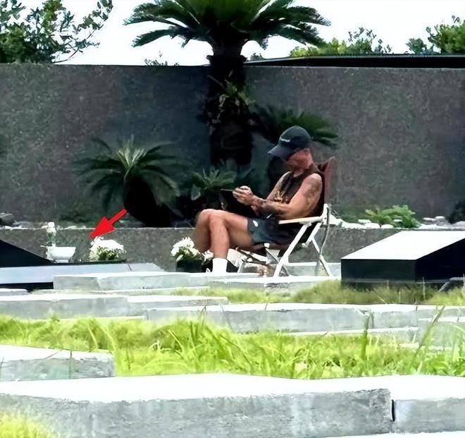 Chồng Hàn của Từ Hy Viên tiều tụy hốc hác, quỳ rạp dưới mưa khóc thương vợ trong dịp giỗ đầu- Ảnh 4. Chồng Hàn của Từ Hy Viên tiều tụy hốc hác, quỳ rạp dưới mưa khóc thương vợ trong dịp giỗ đầu- Ảnh 4.