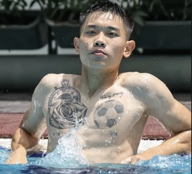 Hé lộ hình xăm ý nghĩa trên lưng Đình Bắc, đây là động lực giúp ngôi sao U23 Việt Nam vượt khó và toả sáng- Ảnh 2. Hé lộ hình xăm ý nghĩa trên lưng Đình Bắc, đây là động lực giúp ngôi sao U23 Việt Nam vượt khó và toả sáng- Ảnh 2.