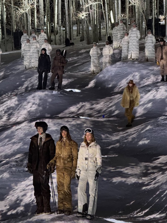 Fashion show giữa núi tuyết khiến dàn sao phải “liều mình” trong đêm tối, Jennie bị lu mờ trước cảnh đẹp có một không hai- Ảnh 3.