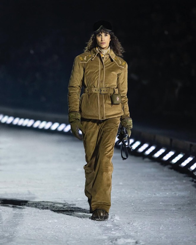 Fashion show giữa núi tuyết khiến dàn sao phải “liều mình” trong đêm tối, Jennie bị lu mờ trước cảnh đẹp có một không hai- Ảnh 12.