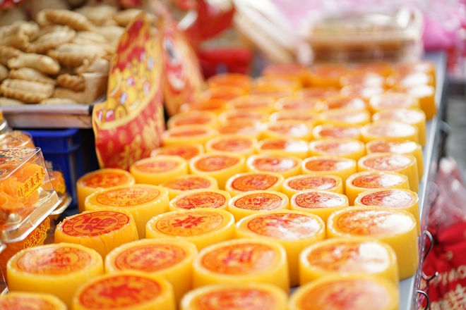 Cảnh tượng lạ l&ugrave;ng ng&agrave;y &ocirc;ng T&aacute;o: B&aacute;nh tr&aacute;i đẹp như v&agrave;ng nhưng người d&acirc;n chỉ d&aacute;m &ldquo;mua một nửa&rdquo; tại chợ người Hoa - Ảnh 5.