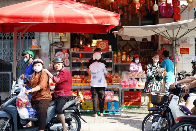 Cảnh tượng lạ l&ugrave;ng ng&agrave;y &ocirc;ng T&aacute;o: B&aacute;nh tr&aacute;i đẹp như v&agrave;ng nhưng người d&acirc;n chỉ d&aacute;m &ldquo;mua một nửa&rdquo; tại chợ người Hoa - Ảnh 3.