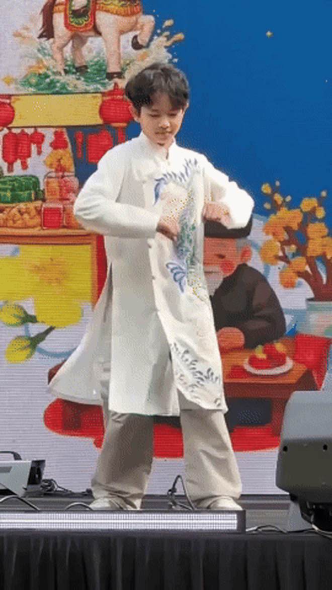 Qu&yacute; tử nh&agrave; Kh&aacute;nh Thi-Phan Hiển s&aacute;ng bừng s&acirc;n khấu đ&oacute;n Tết, đ&uacute;ng đẳng cấp của thiếu ni&ecirc;n 2 lần v&ocirc; địch thế giới - Ảnh 1.