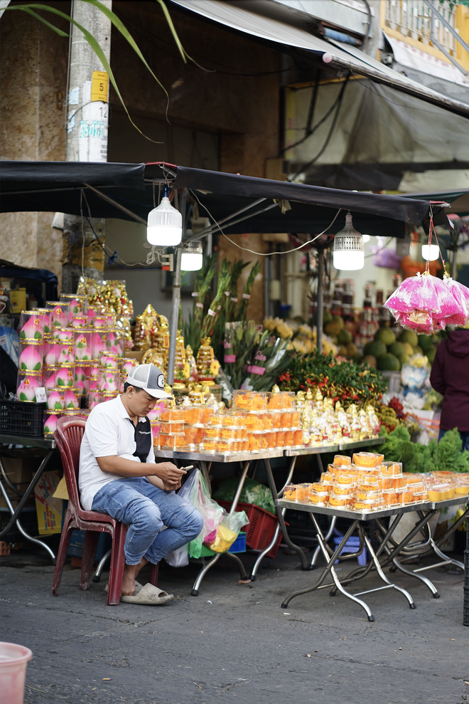 Cảnh tượng lạ l&ugrave;ng ng&agrave;y &ocirc;ng T&aacute;o: B&aacute;nh tr&aacute;i đẹp như v&agrave;ng nhưng người d&acirc;n chỉ d&aacute;m &ldquo;mua một nửa&rdquo; tại chợ người Hoa - Ảnh 7.