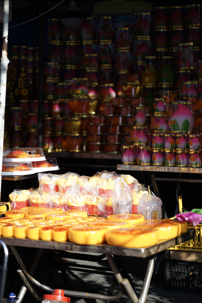 Cảnh tượng lạ l&ugrave;ng ng&agrave;y &ocirc;ng T&aacute;o: B&aacute;nh tr&aacute;i đẹp như v&agrave;ng nhưng người d&acirc;n chỉ d&aacute;m &ldquo;mua một nửa&rdquo; tại chợ người Hoa - Ảnh 6.