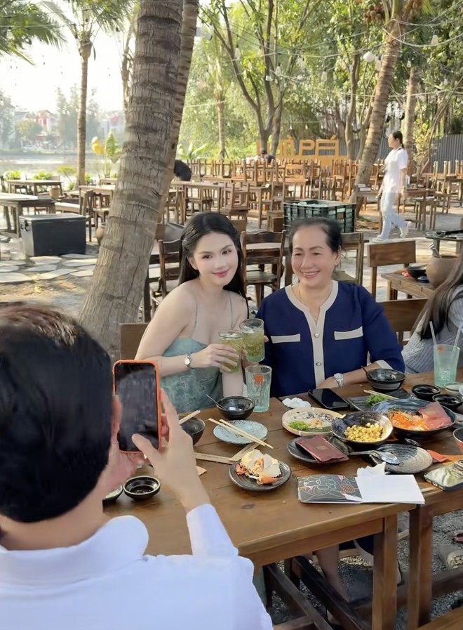 Lộ ảnh Quốc Trường hôn 1 người đàn ông- Ảnh 4.