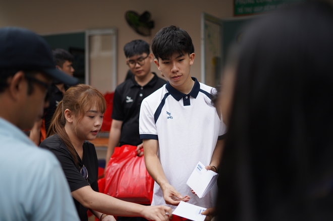 Tài năng nhí pickleball gây sốt khi đấu giá vợt được hơn trăm triệu, tặng các bệnh nhi ăn Tết - Ảnh 2.