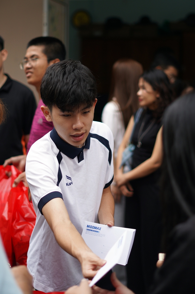 Tài năng nhí pickleball gây sốt khi đấu giá vợt được hơn trăm triệu, tặng các bệnh nhi ăn Tết - Ảnh 5.