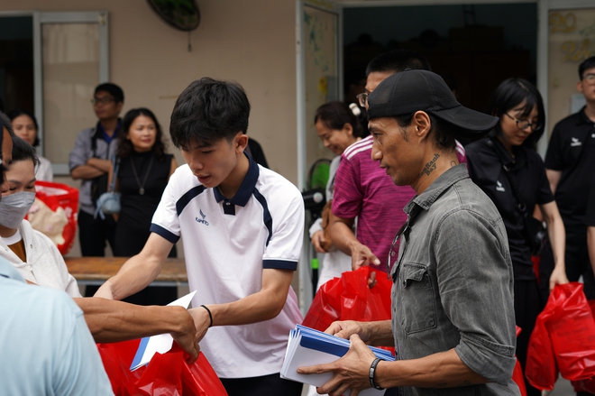 Tài năng nhí pickleball gây sốt khi đấu giá vợt được hơn trăm triệu, tặng các bệnh nhi ăn Tết - Ảnh 4.