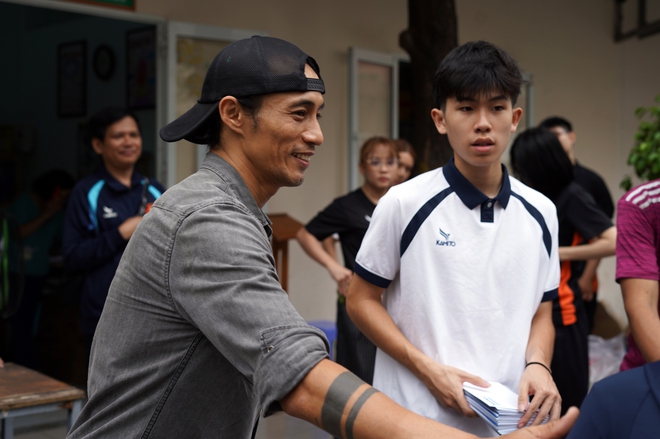Tài năng nhí pickleball gây sốt khi đấu giá vợt được hơn trăm triệu, tặng các bệnh nhi ăn Tết - Ảnh 3.