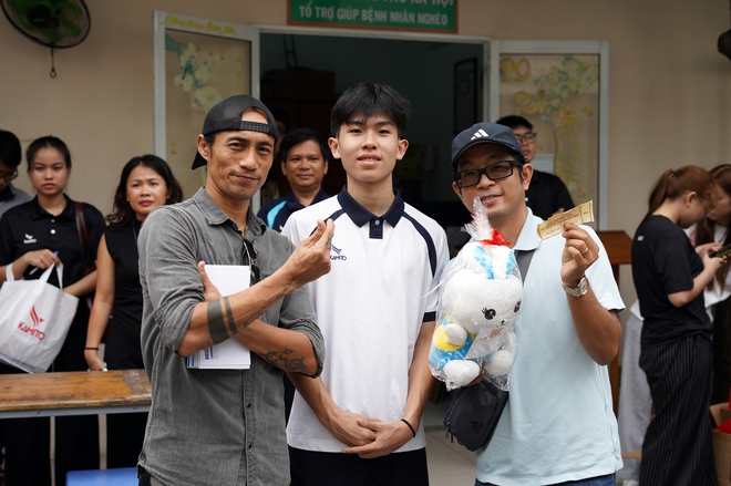 Tài năng nhí pickleball gây sốt khi đấu giá vợt được hơn trăm triệu, tặng các bệnh nhi ăn Tết - Ảnh 7.