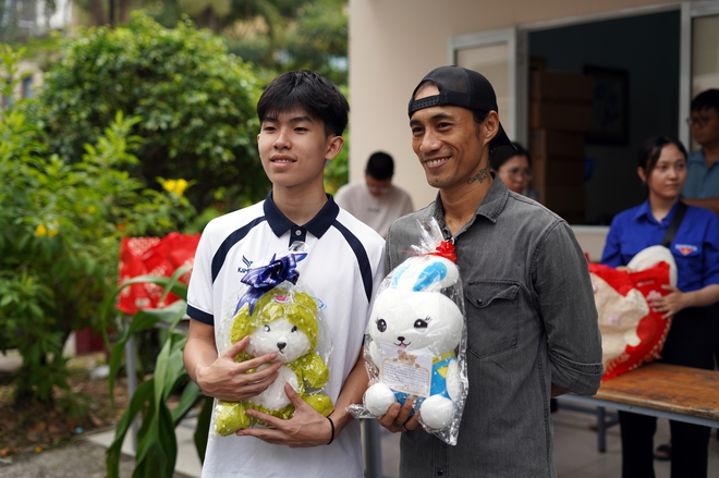 Tài năng nhí pickleball gây sốt khi đấu giá vợt được hơn trăm triệu, tặng các bệnh nhi ăn Tết - Ảnh 6.