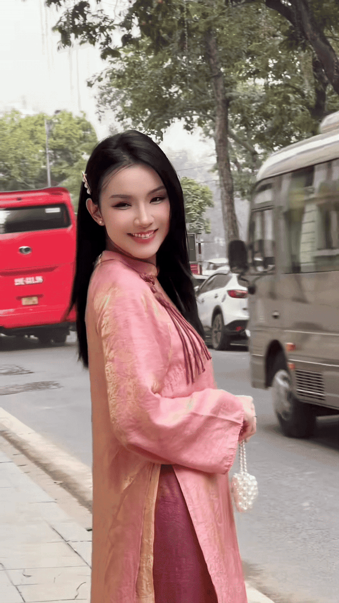 Netizen khen nức nở 1 Hoa hậu Hoàn vũ 18 năm không già, mặc áo dài trông như gái đôi mươi- Ảnh 1.