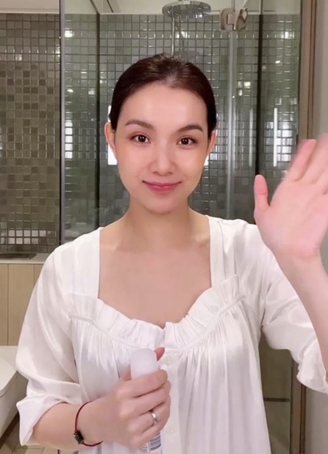 Netizen khen nức nở 1 Hoa hậu Hoàn vũ 18 năm không già, mặc áo dài trông như gái đôi mươi- Ảnh 8.