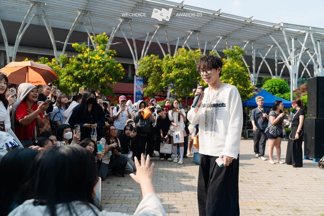 Toàn cảnh "vũ trụ" fandom IDOL14 tại WeChoice Awards 2025: Loạt hoạt động lần đầu tiên xuất hiện! - Ảnh 11.