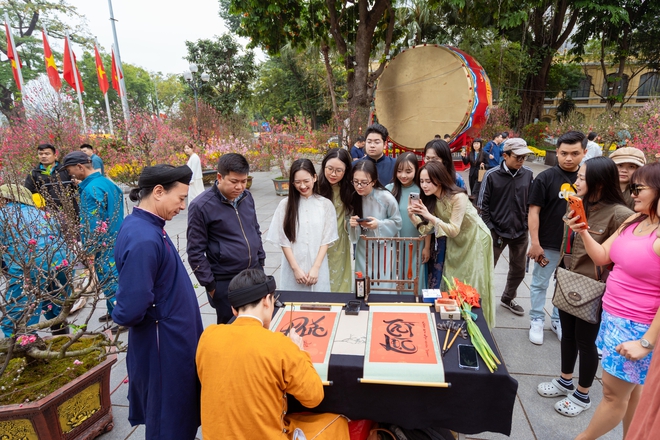 Khách Tây ngỡ ngàng trước vườn đào lớn chưa từng có nằm ngay giữa trung tâm Hà Nội- Ảnh 21.