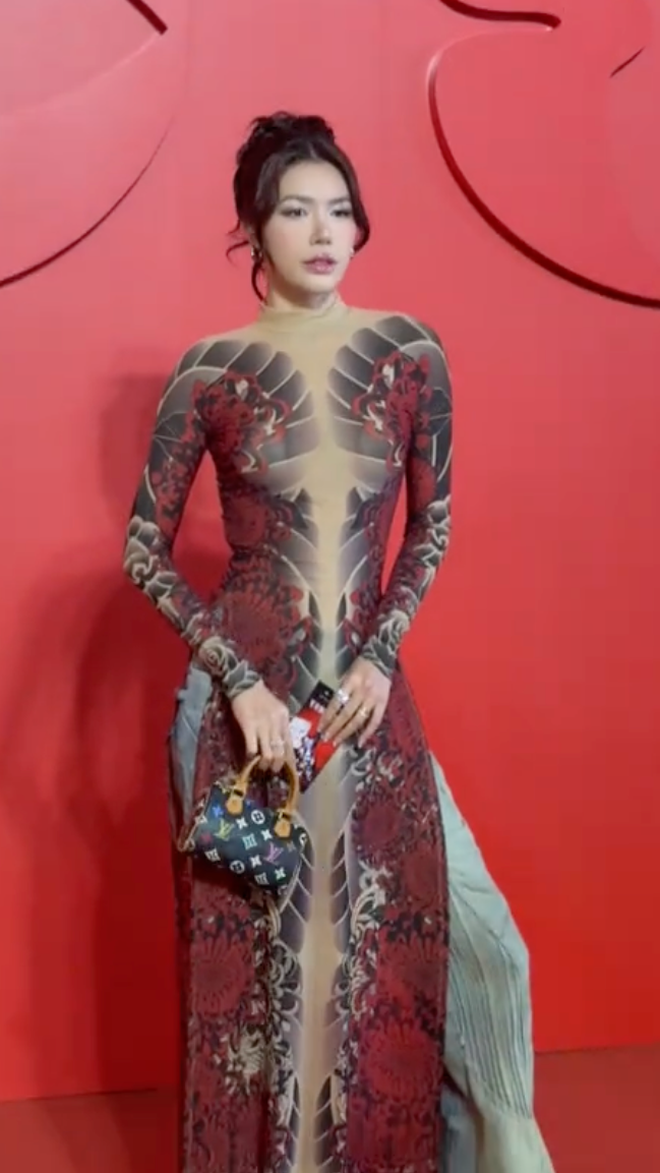 Hoảng với áo dài "hổ báo" của Minh Tú trên thảm đỏ Thỏ Ơi- Ảnh 2.