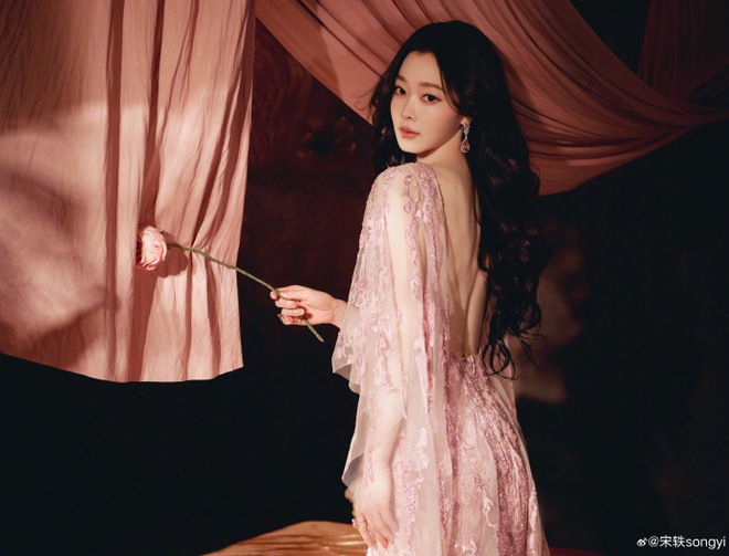 Cặp tình nhân showbiz lạ nhất Valentine: Nhà gái đeo nhẫn ngón áp út - thay 3 ảnh đôi, nhà trai thì im re- Ảnh 5.