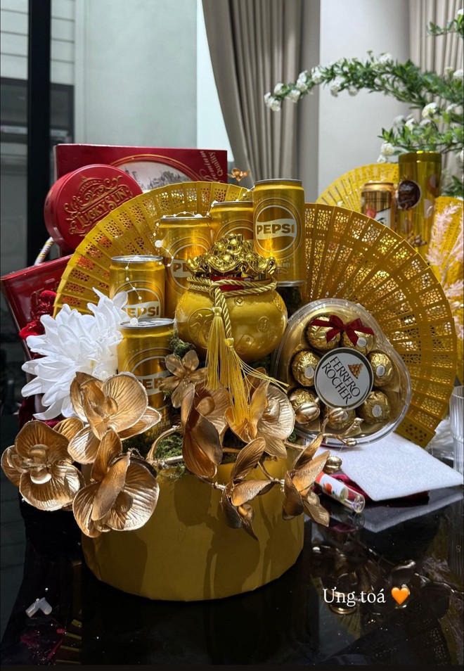 Vợ Thành Chung khoe khéo biệt thự lộng lẫy ngày Tết: Chồng lo dọn dẹp, vợ trổ tài nữ công gia chánh điểm 10 - Ảnh 3.