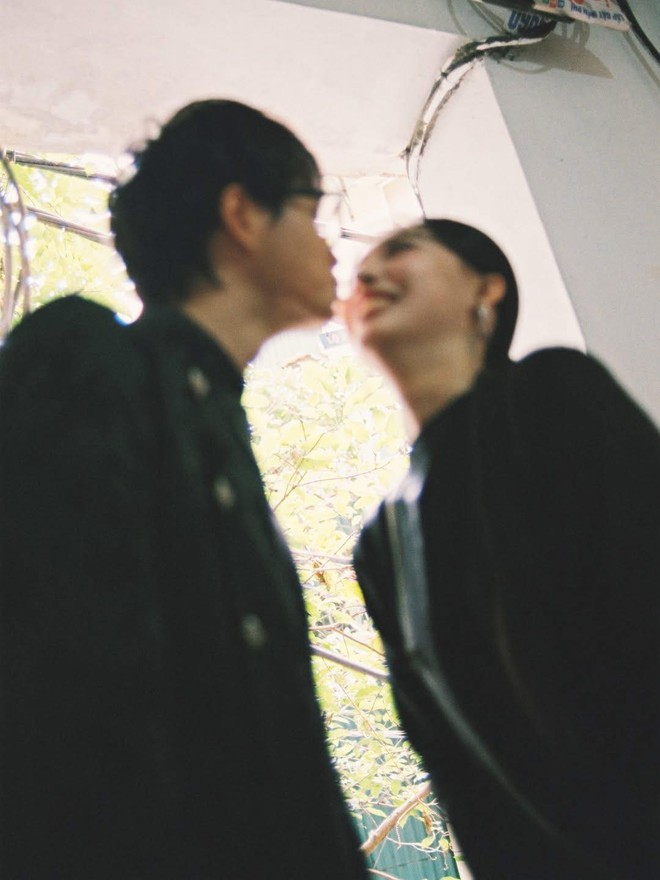 Rapper Vbiz tung trọn bộ ảnh đám hỏi độc lạ bên bạn gái quản lý- Ảnh 1.