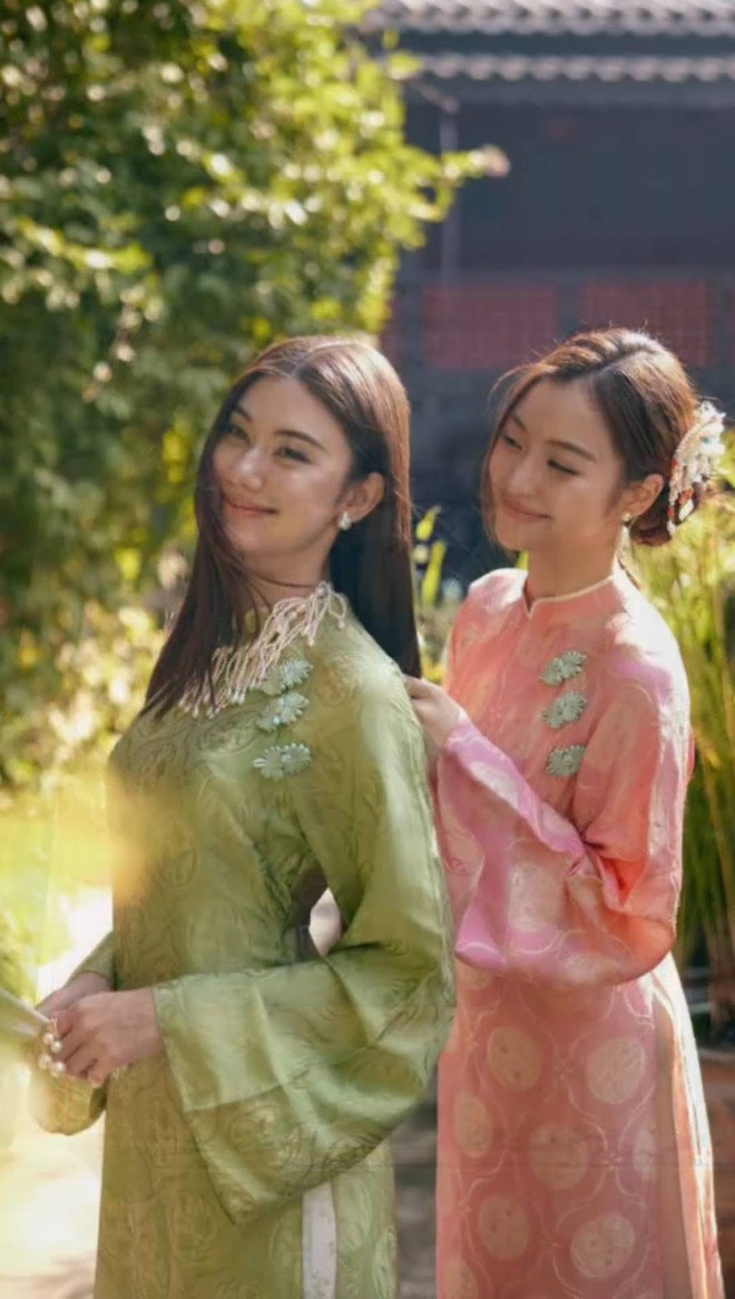 Ồn ào: Couple nổi tiếng Thái Lan gọi áo dài Việt Nam là trang phục truyền thống Trung Hoa trong bài chúc Tết tiếng Trung- Ảnh 3. Ồn ào: Couple nổi tiếng Thái Lan gọi áo dài Việt Nam là trang phục truyền thống Trung Hoa trong bài chúc Tết tiếng Trung- Ảnh 3.