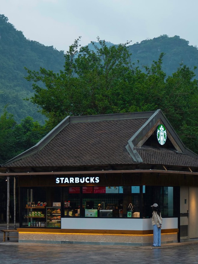 Đại chiến "view triệu đô" giữa lòng Tràng An: Highlands và Starbucks ai cũng đẹp nhưng chi tiết này mới quyết định kẻ thắng thế - Ảnh 1.