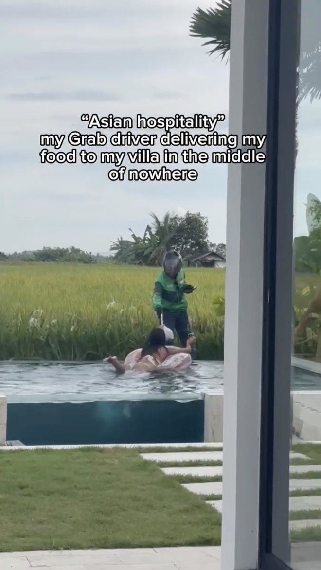 Khách Tây chết lặng nhìn shipper lộ diện từ dưới bùn để giao đơn hàng giữa ruộng- Ảnh 2.