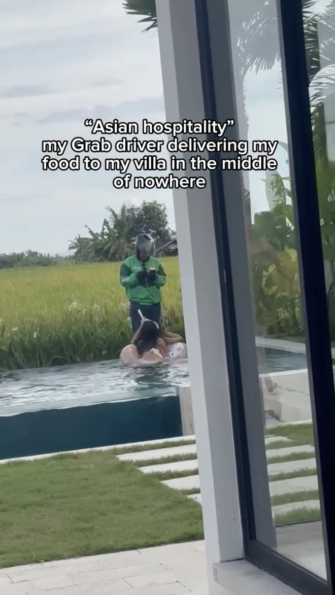 Khách Tây chết lặng nhìn shipper lộ diện từ dưới bùn để giao đơn hàng giữa ruộng- Ảnh 5.