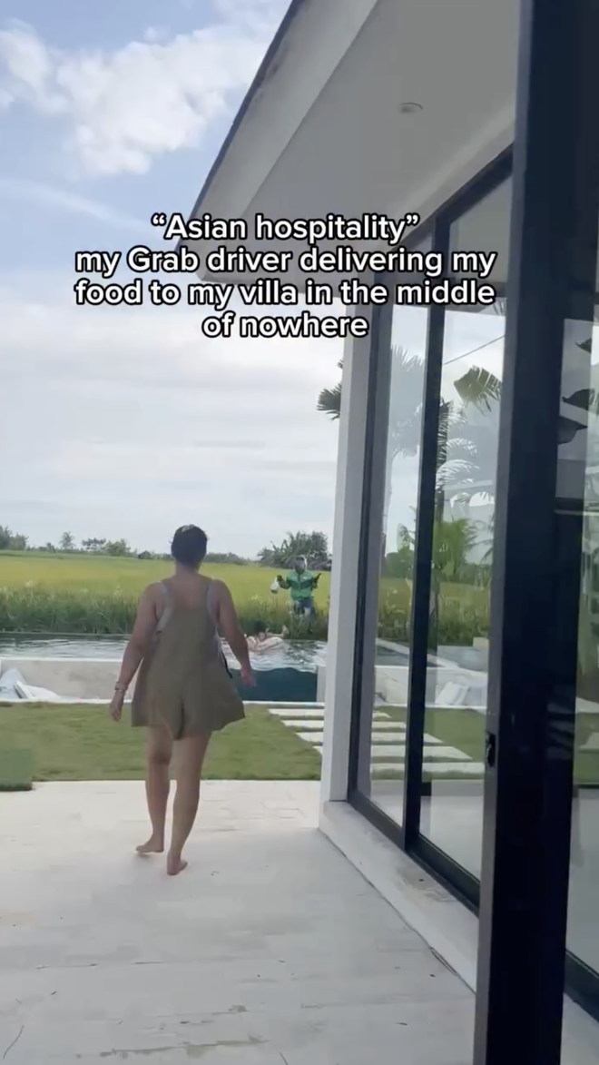 Khách Tây chết lặng nhìn shipper lộ diện từ dưới bùn để giao đơn hàng giữa ruộng- Ảnh 1.