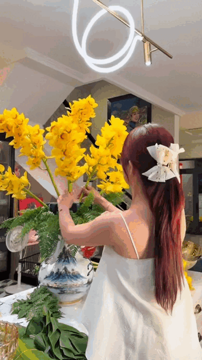 Diệp Lâm Anh cắm hoa Tết khiến 3 triệu người dụi mắt: “Sao bảo ông trời không cho ai tất cả?” - Ảnh 2.