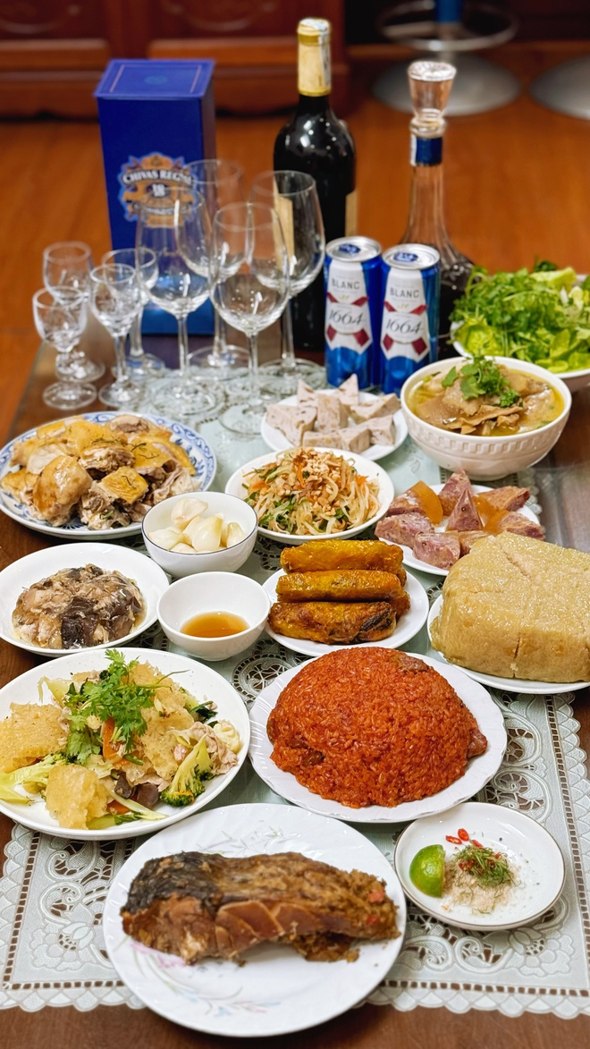 29 Tết, loạt siêu phẩm cơm tất niên trình làng: Hà Tĩnh cúng mực, Hải Phòng có chả rươi- Ảnh 1.