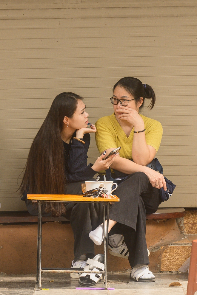 Hà Nội chiều 29 Tết nhẹ tênh, dân tình tranh thủ đi cà phê trong khung cảnh hiếm thấy - Ảnh 9.