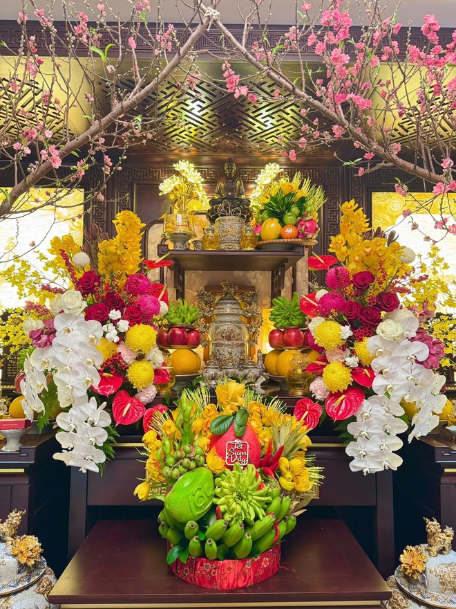 Mùng 1 Tết ngắm ban thờ gia tiên đẹp chấn động: Đúng lễ nghi chuẩn phong thuỷ, cả cõi mạng cùng trầm trồ- Ảnh 3.