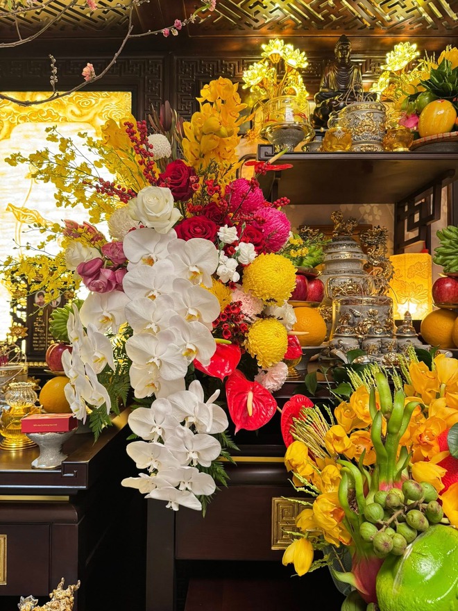 Mùng 1 Tết ngắm ban thờ gia tiên đẹp chấn động: Đúng lễ nghi chuẩn phong thuỷ, cả cõi mạng cùng trầm trồ- Ảnh 5.