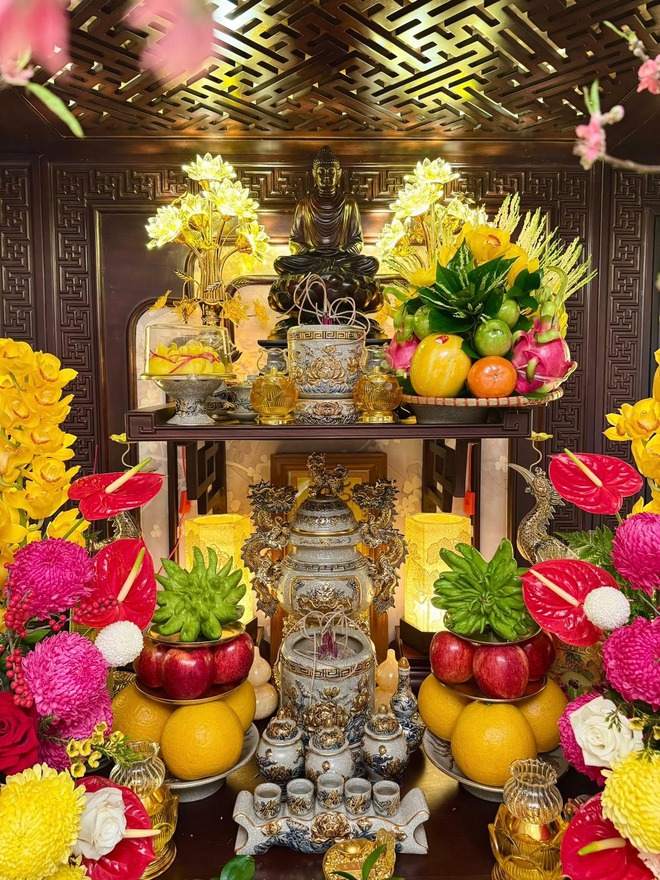 Mùng 1 Tết ngắm ban thờ gia tiên đẹp chấn động: Đúng lễ nghi chuẩn phong thuỷ, cả cõi mạng cùng trầm trồ- Ảnh 4.